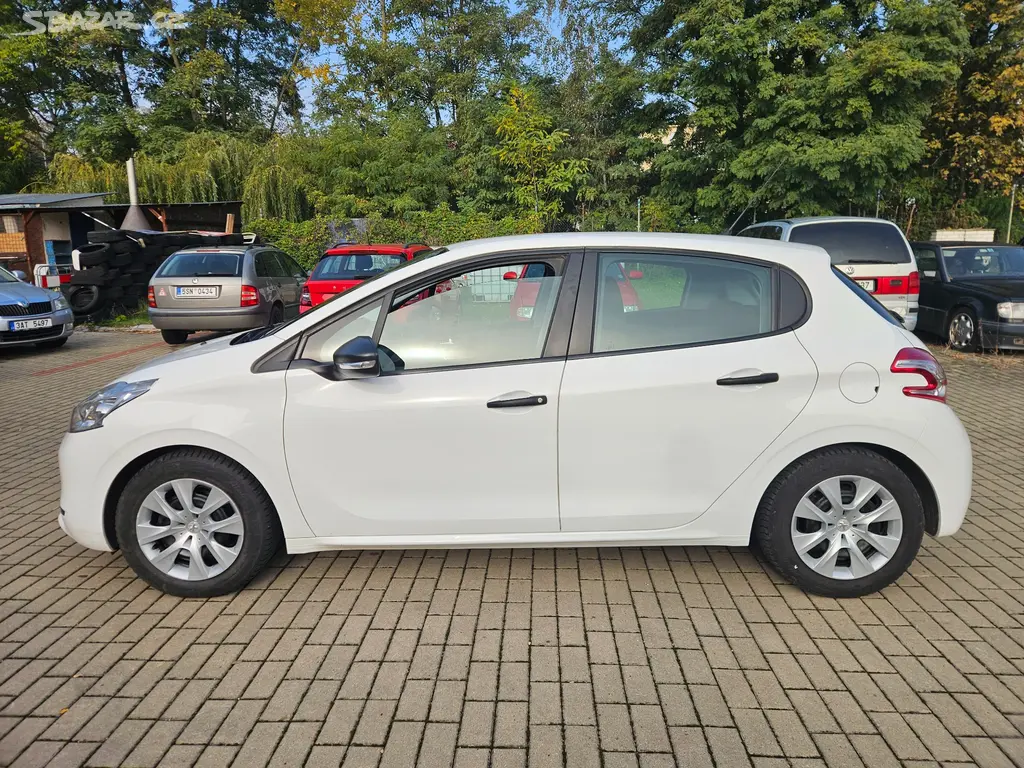 Peugeot 208 1.2i 60kw r.v 2015 Zakoupeno ČR 2 Klíč